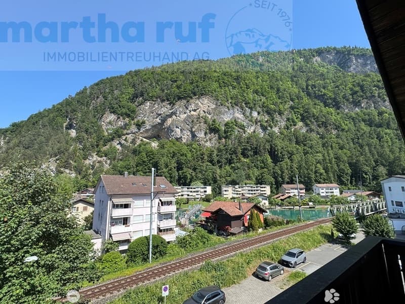 Aussicht ab Westbalkon in die Berge und auf die Aare