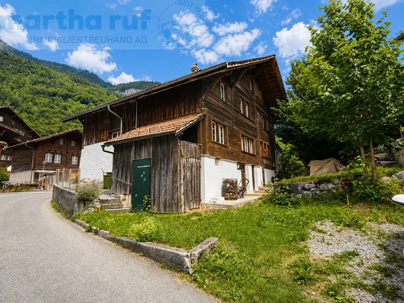 Traditionelles, angebautes Einfamilien-Ferienhaus mit alpinem Charm (1)