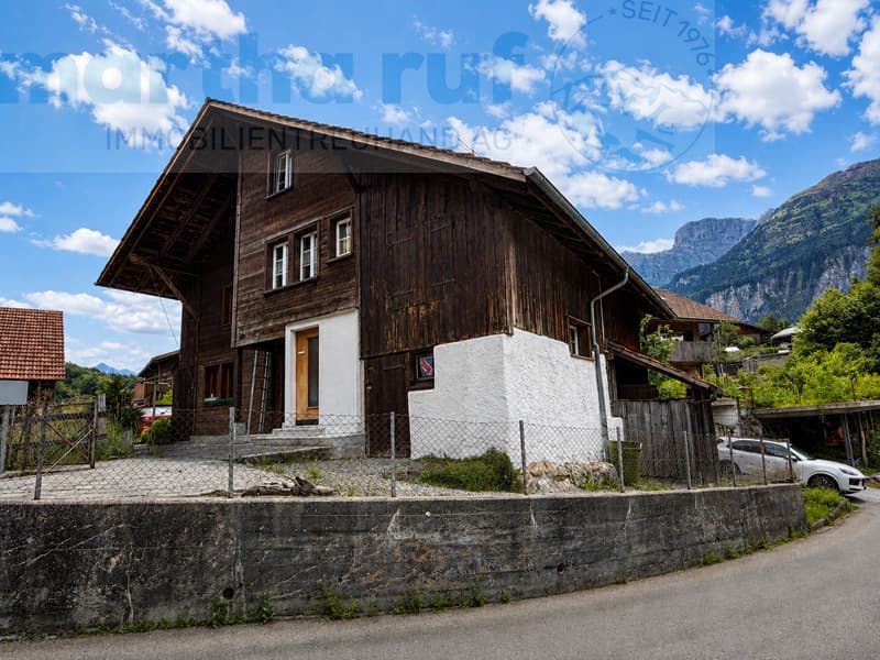 Traditionelles, angebautes Einfamilien-Ferienhaus mit alpinem Charm (2)