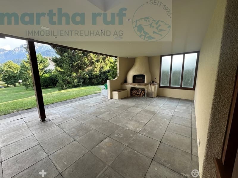 gedeckte Terrasse mit Aussencheminee