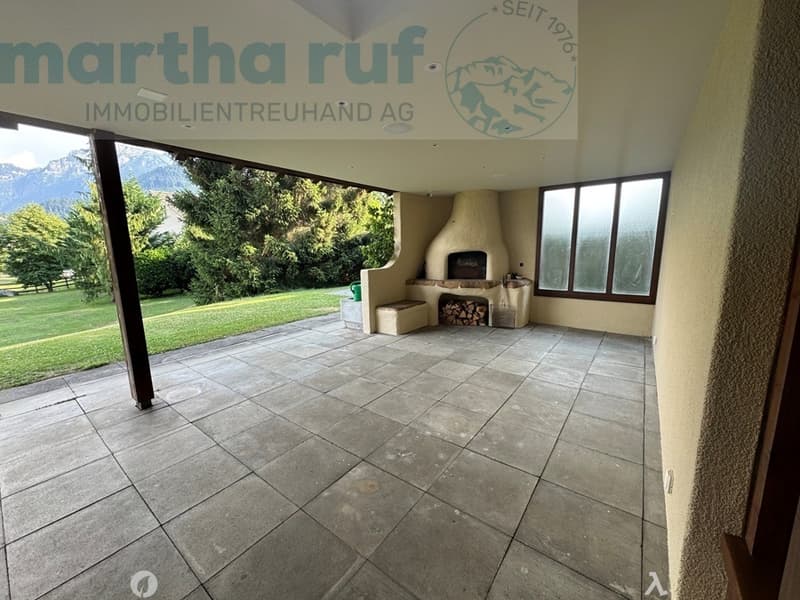 gedeckte Terrasse mit Aussencheminee