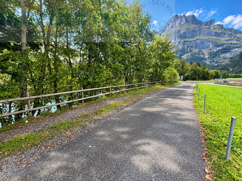 Zufahrtsparzelle mit Parkplätzen