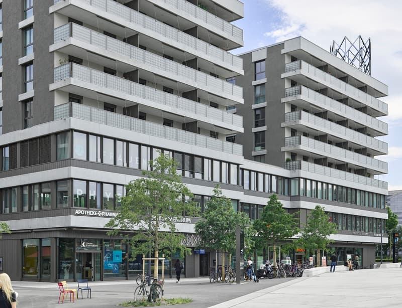 Direkt am Bahnhof Stettbach: 702m² moderne Businessfläche (1)