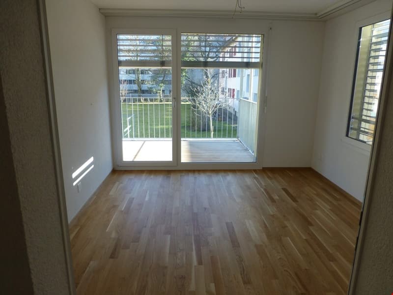 Zimmer 2 mit Balkon Musterwohnung