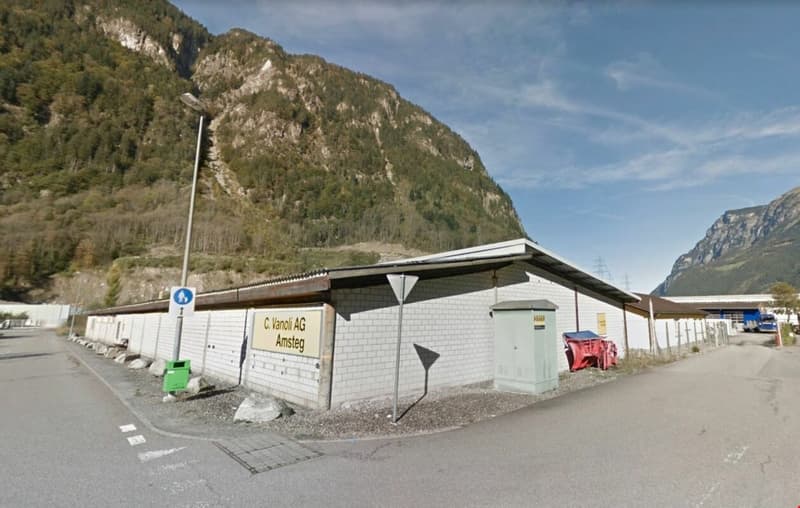 Gewerbehalle (hinten rechts Bürogebäude)