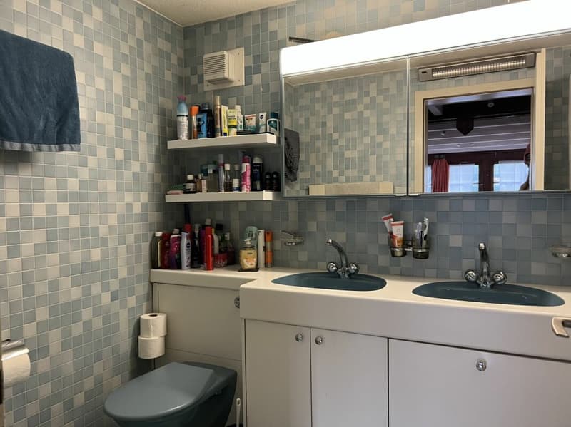 Bad mit Badewanne/Dusche