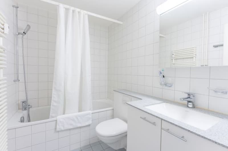 SCH301E bathroom 1