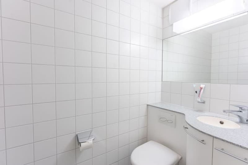 SCH301E bathroom 2
