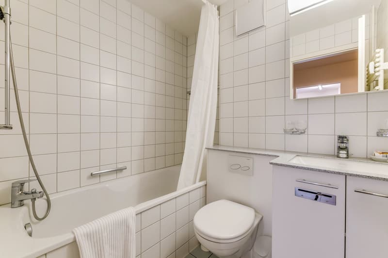 SCH302D bathroom 1