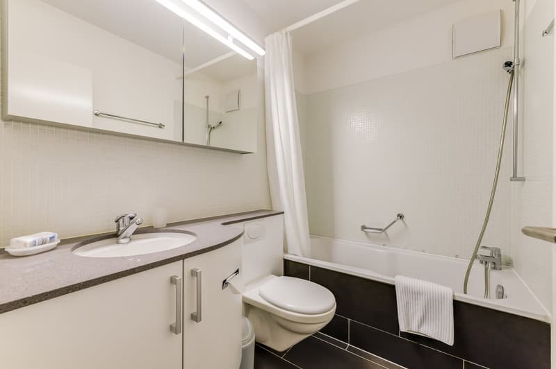 SCH071C bathroom 1