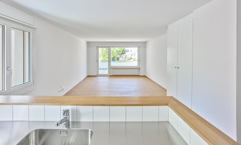 Blick von Küche in Wohnzimmer