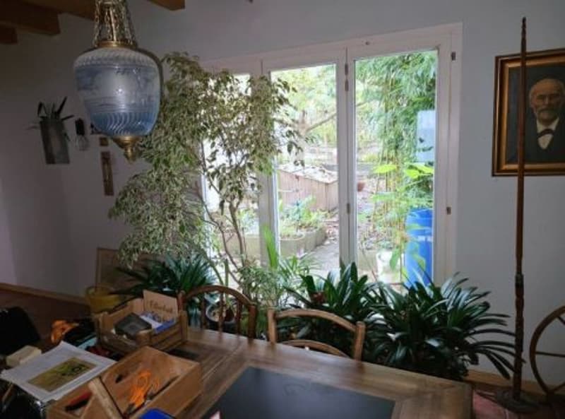 Helles Wohnzimmer mit Gartenblick