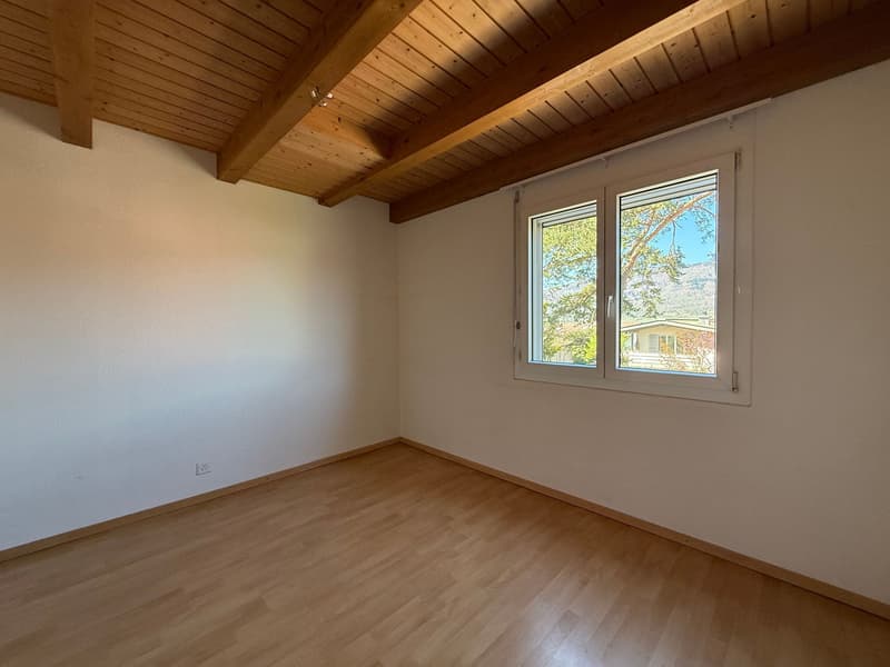Helles Zimmer mit Holzbalken