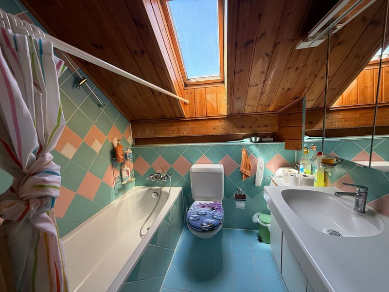 Helles Badezimmer mit Dachfenster
