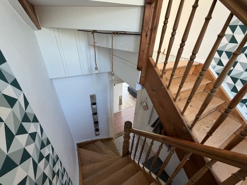 Treppenhaus mit Holztreppe