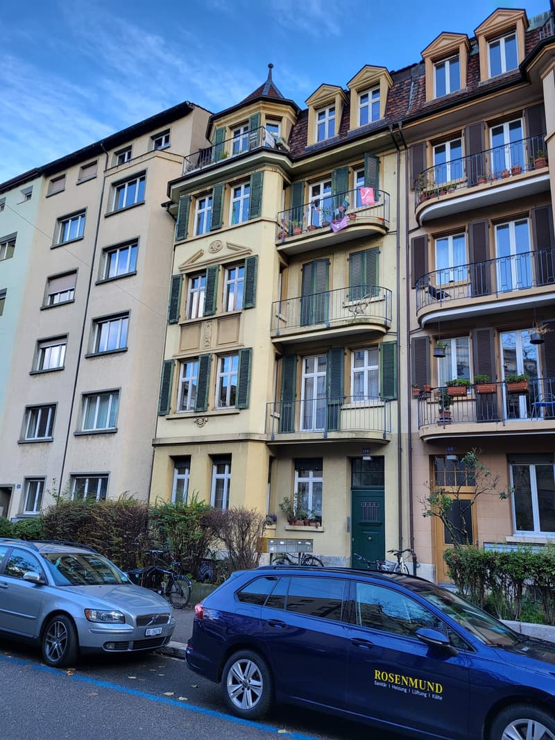 Charmant appartement 4 pièces dans un immeuble ancien avec balcon à Basel St. Johann (1)