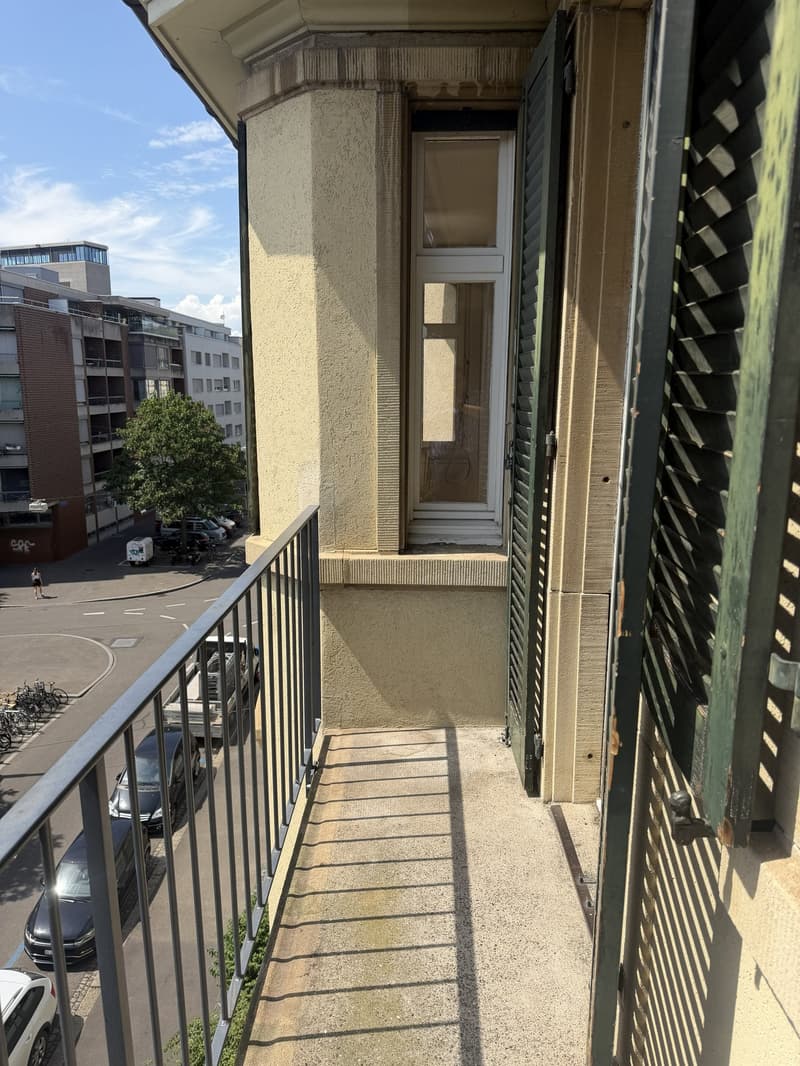 Charmant appartement 4 pièces dans un immeuble ancien avec balcon à Basel St. Johann (4)