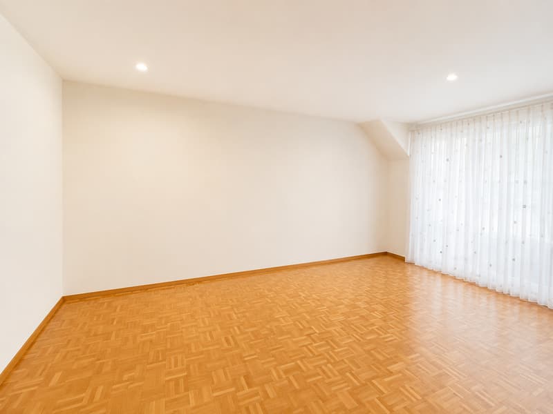 Schöne 3-Zimmer Dachwohnung mit Balkon an zentraler Lage in Riehen (4)