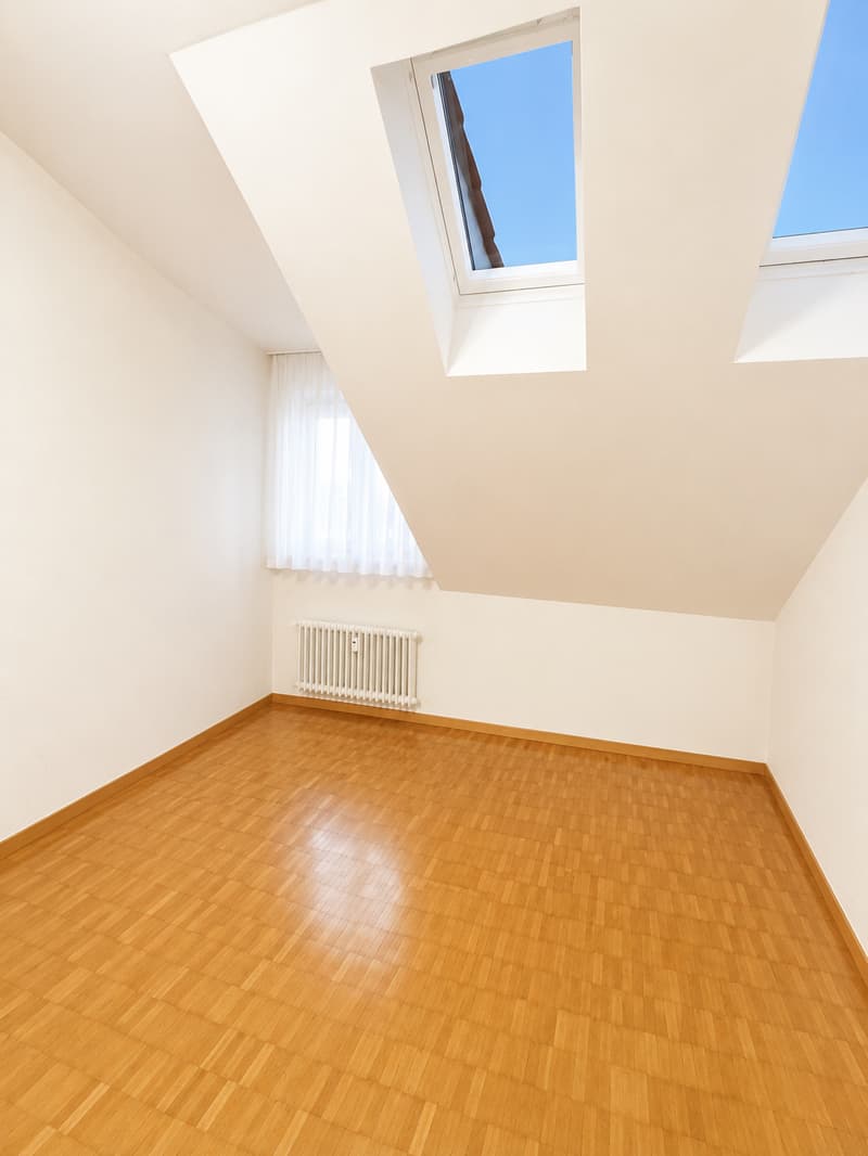 Schöne 3-Zimmer Dachwohnung mit Balkon an zentraler Lage in Riehen (6)