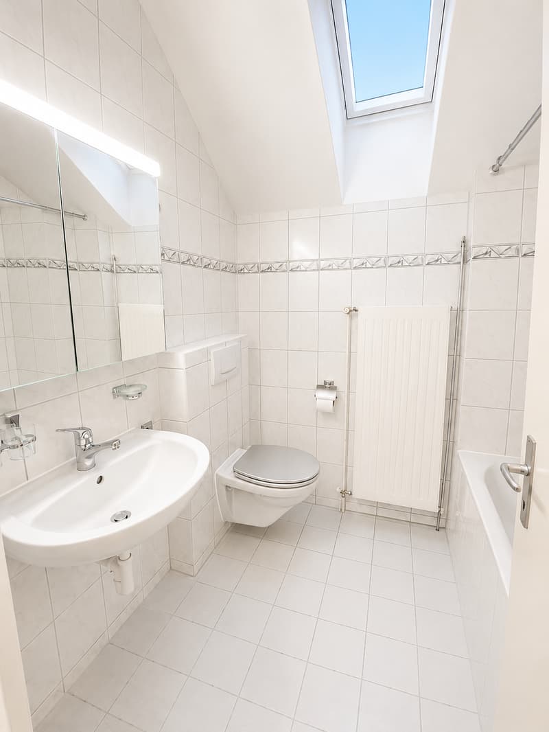 Schöne 3-Zimmer Dachwohnung mit Balkon an zentraler Lage in Riehen (3)