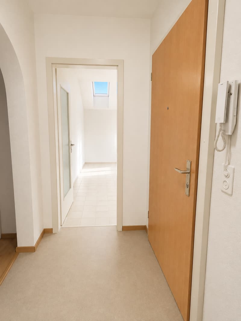 Schöne 3-Zimmer Dachwohnung mit Balkon an zentraler Lage in Riehen (2)