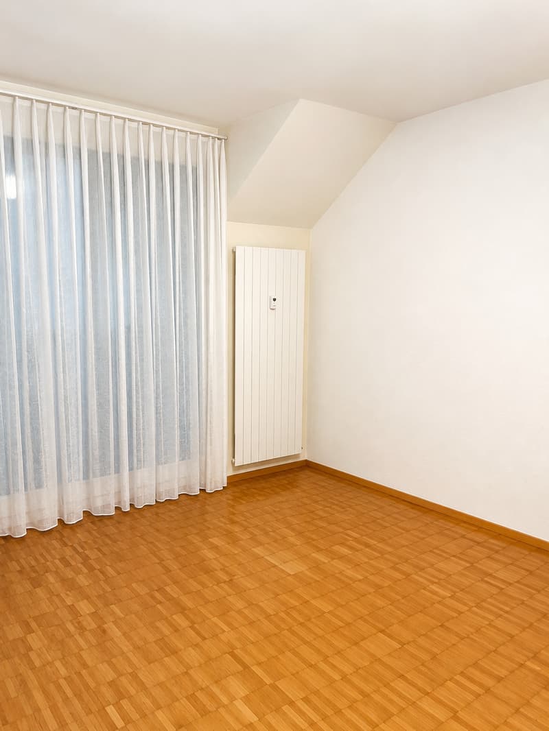 Schöne 3-Zimmer Dachwohnung mit Balkon an zentraler Lage in Riehen (5)