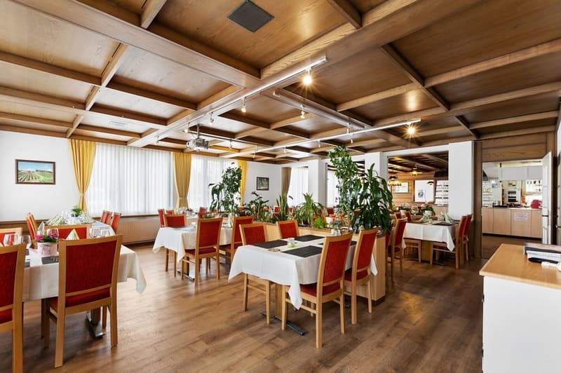 Ristorante di villaggio attraente con bella terrazza di giardino, 2 piste di bowling, sistema PV + 3 appartamenti (3)