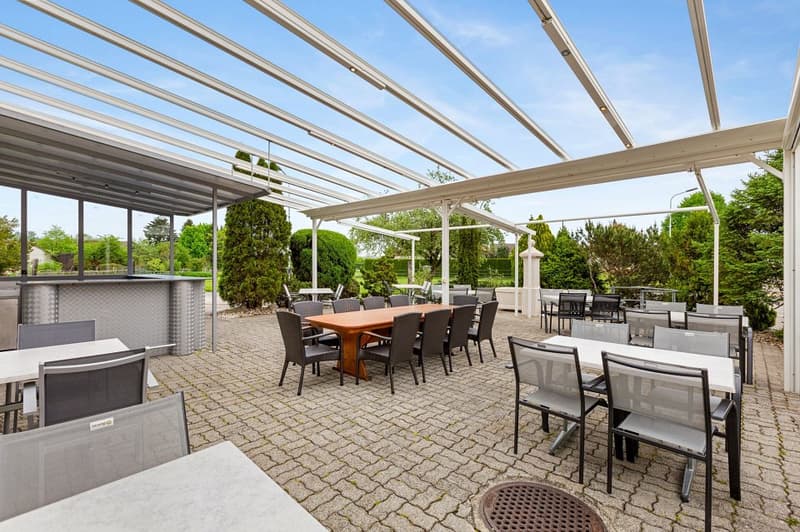 Ristorante di villaggio attraente con bella terrazza di giardino, 2 piste di bowling, sistema PV + 3 appartamenti (5)