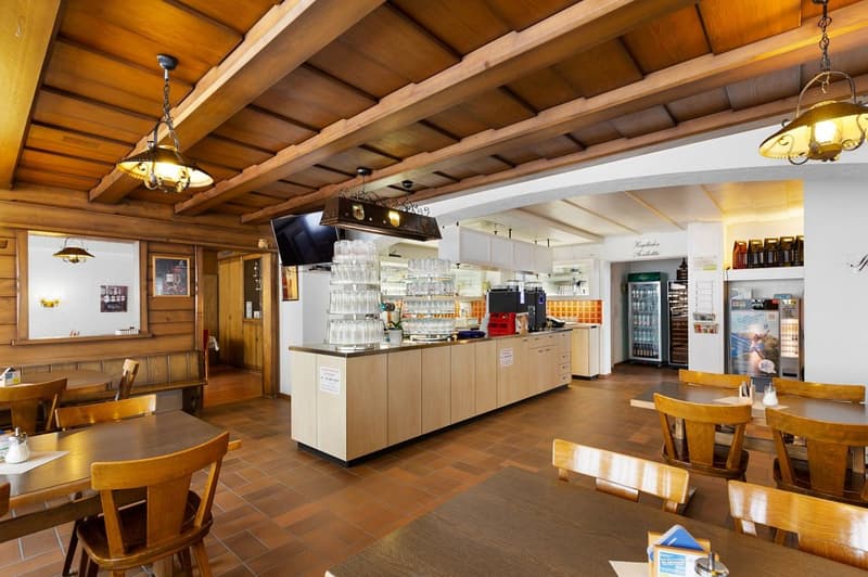 Ristorante di villaggio attraente con bella terrazza di giardino, 2 piste di bowling, sistema PV + 3 appartamenti (2)