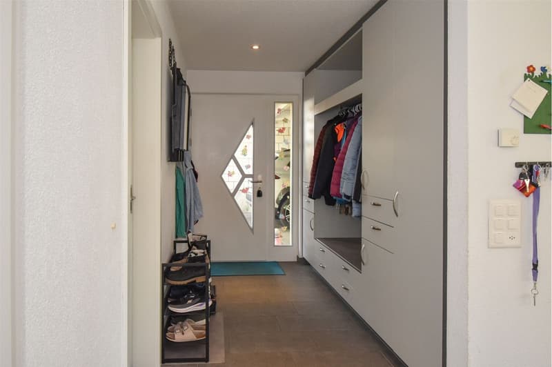 5½ room single-family house; modern and attractive; with heat pump and PV system. (3)