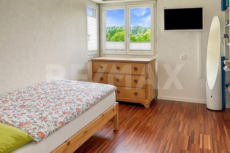 5.5 Zimmer Einfamilienhaus mit Pool, Garten und vielseitigem Aussenbereich (13)