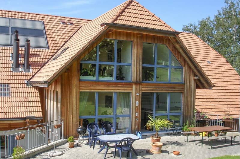 2001 massiv erbautes, prächtiges Bauernhaus und erhaltener Speicher. (4)