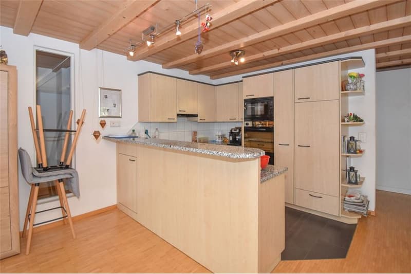 2001 massiv erbautes, prächtiges Bauernhaus und erhaltener Speicher. (8)