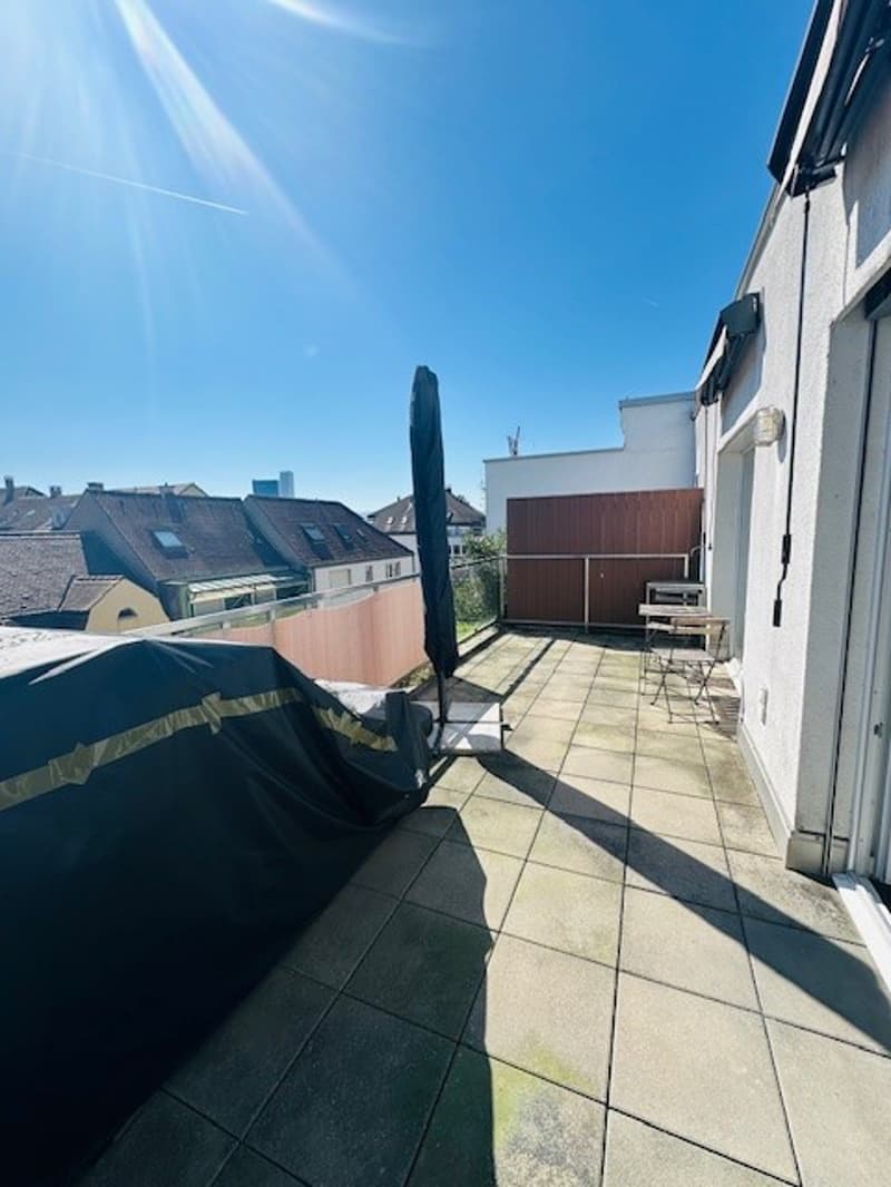 Modern 1-room attic apartment with balcony and view in Basel (2)