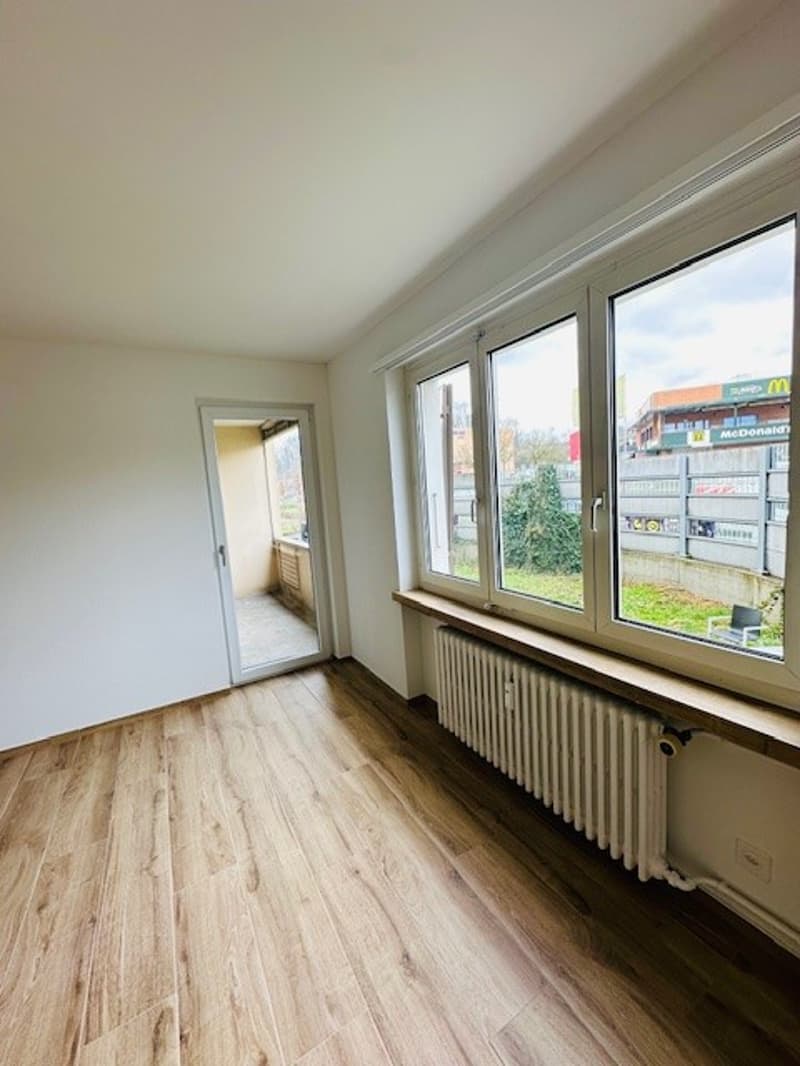 Appartamento luminoso, ristrutturato, 3,5 locali con balcone, disponibile immediatamente a Münchenstein (4)