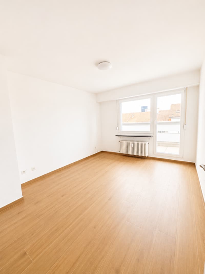 Helle Dachgeschosswohnung verfügt über 2 Balkone und Stadtblick – 3.5 Zimmer in Basel (8)