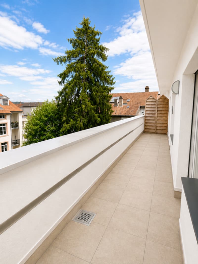 Helle Dachgeschosswohnung verfügt über 2 Balkone und Stadtblick – 3.5 Zimmer in Basel (2)