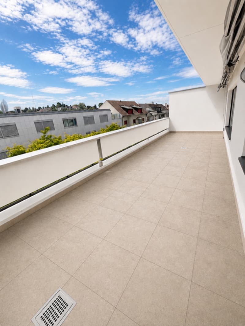 Helle Dachgeschosswohnung verfügt über 2 Balkone und Stadtblick – 3.5 Zimmer in Basel (22)