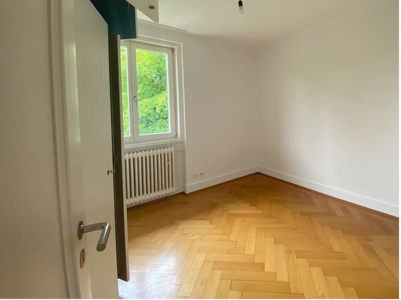 empty room, wooden floor, white walls, window, radiator