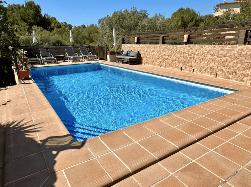 Fantastic property with pool and landlord license for 8 people! (3)
