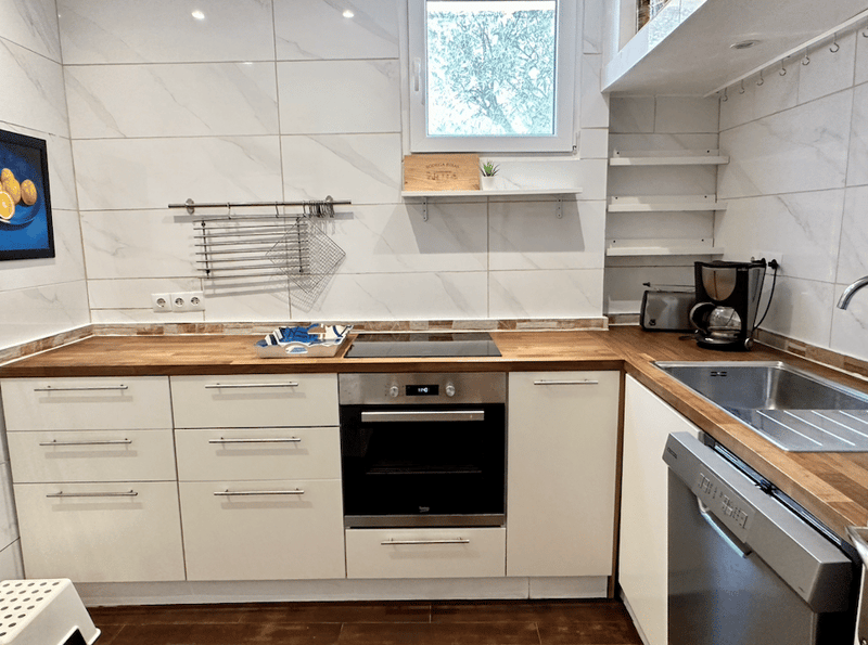 Fantastic property with pool and landlord license for 8 people! (14)
