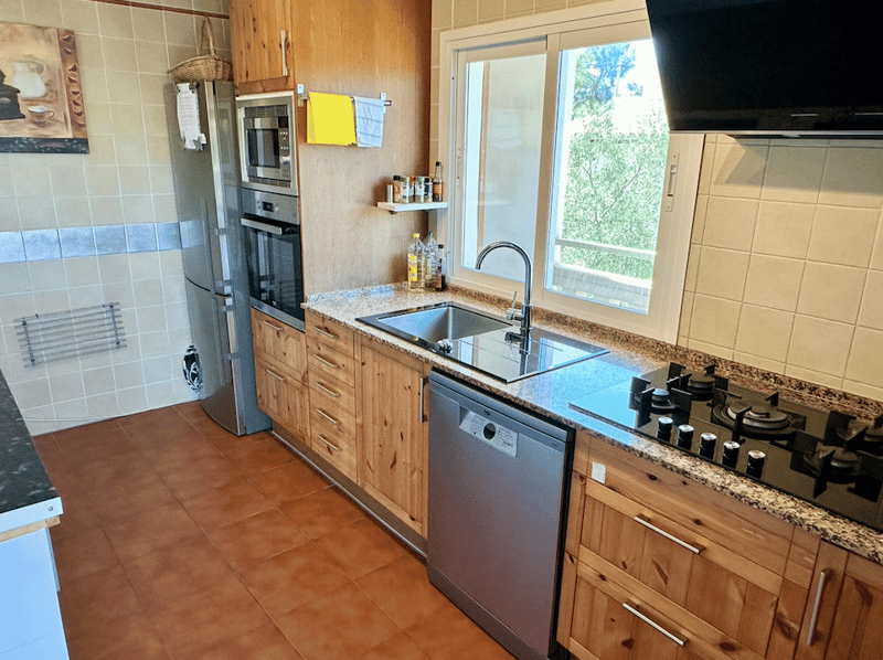 Fantastic property with pool and landlord license for 8 people! (21)