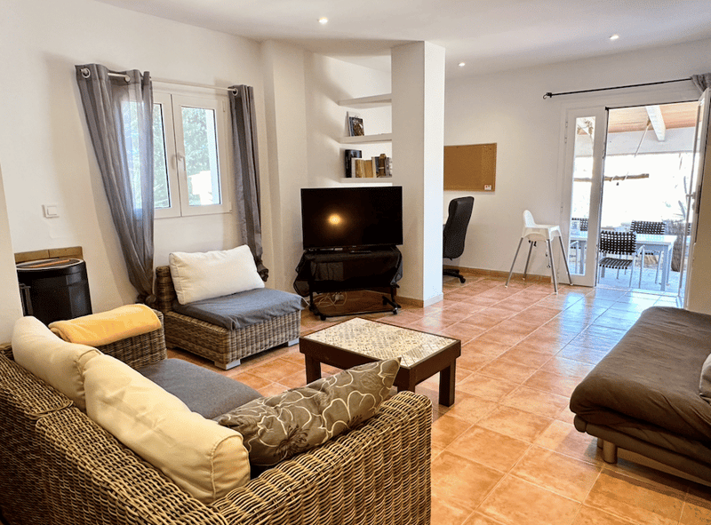 Fantastic property with pool and landlord license for 8 people! (13)