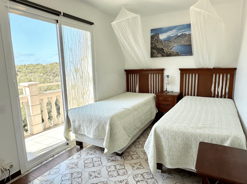 Fantastic property with pool and landlord license for 8 people! (22)