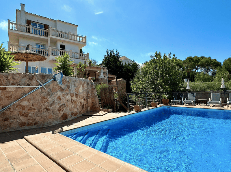 Fantastic property with pool and landlord license for 8 people! (1)