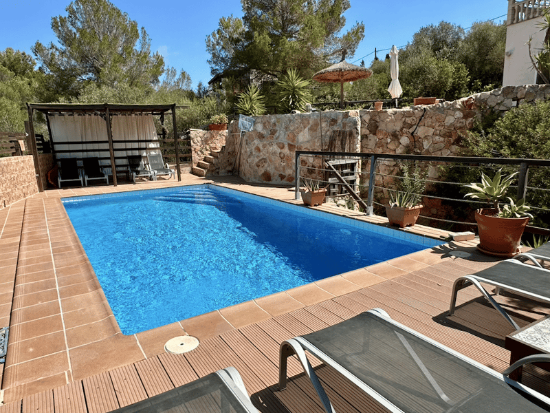 Fantastic property with pool and landlord license for 8 people! (4)