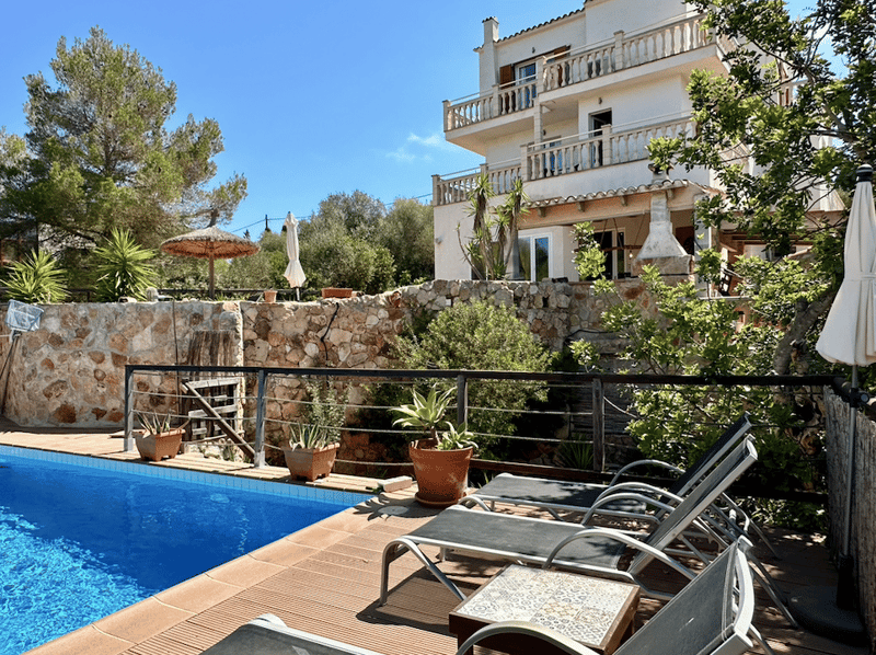 Fantastic property with pool and landlord license for 8 people! (2)