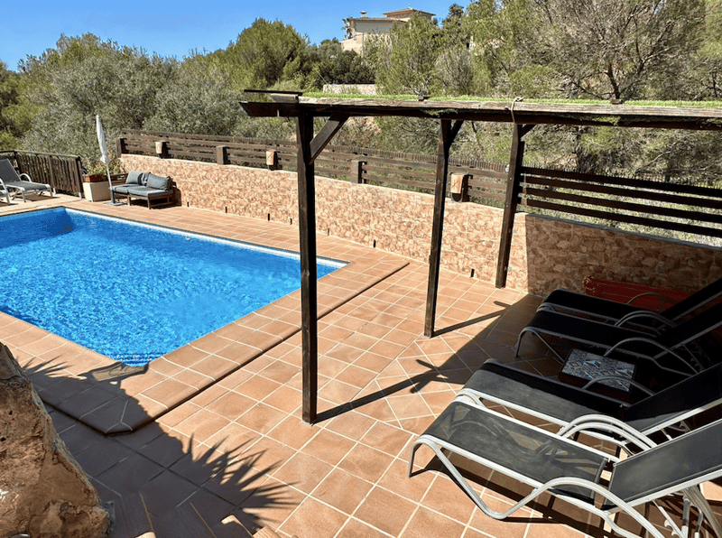 Fantastic property with pool and landlord license for 8 people! (5)