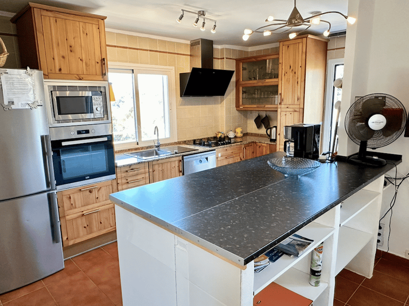Fantastic property with pool and landlord license for 8 people! (19)