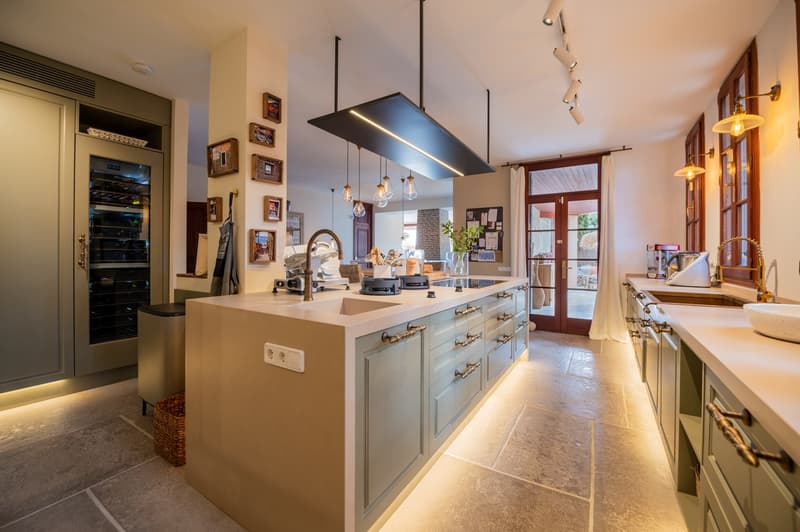 Dream property on the first sea line with landlord license (7)